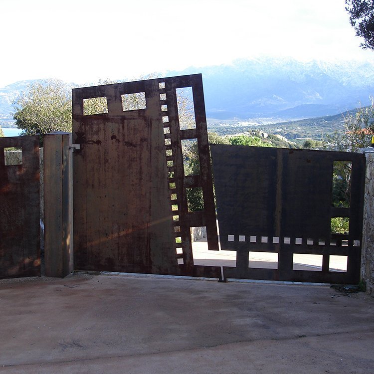 Portail et portillon en fer création sur mesure atypique La Ciotat <small>© Loui'Acier</small> Portail et portillon en fer création sur mesure atypique La Ciotat <small>© Loui'Acier</small>