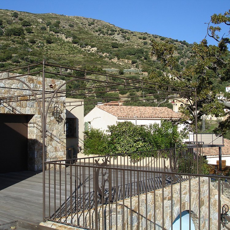 Pergola et Garde de corps typiques en fer à Saint Rémy de Provence <small>© Loui'Acier</small> Pergola et Garde de corps typiques en fer à Saint Rémy de Provence <small>© Loui'Acier</small>