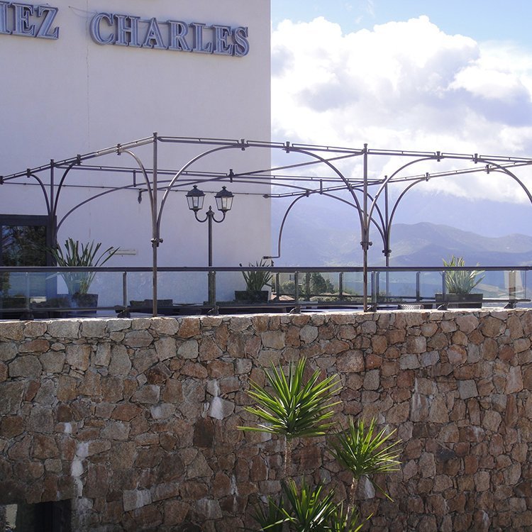 Pergola en fer traditionnel pour restaurant vue panoramique en Corse <small>© Loui'Acier</small> Pergola en fer traditionnel pour restaurant vue panoramique en Corse <small>© Loui'Acier</small>