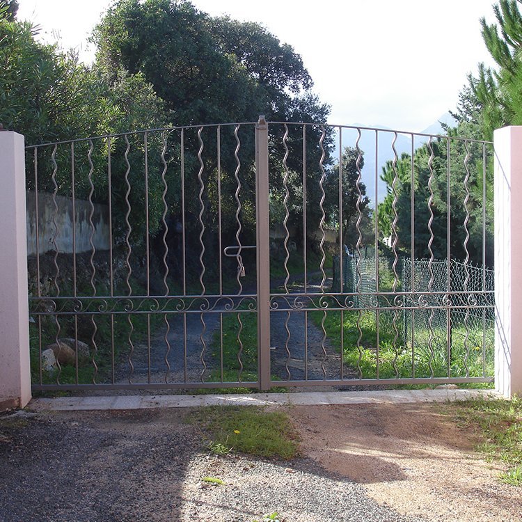 Portail en fer forgé traditionnel en Provence <small>© Loui'Acier</small> Portail en fer forgé traditionnel en Provence <small>© Loui'Acier</small>